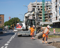 Pracownicy remontujący ul. Jana Kazimierza.