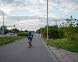 Rowerzysta jadący wzdłuż jezdni