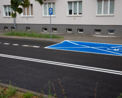 Oznaczenie miejsca parkingowego dla niepełnosprawnych przy ulicy Podczaszyńskiego.