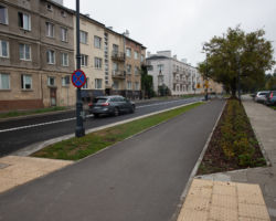 Chodnik i ścieżka rowerowa przy ulicy Podczaszyńskiego.