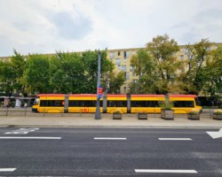 Wschodnia jezdnia pl. Bankowego z nowym asfaltem, przejeżdżający tramwaj