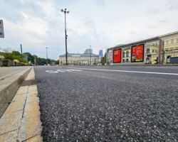 Wschodnia jezdnia pl. Bankowego z nowym asfaltem