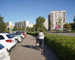 Chodnik przy ulicy Wrocławskiej.