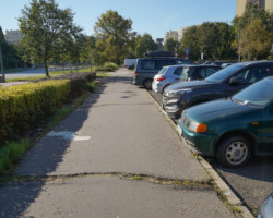 Chodnik przy ulicy Wrocławskiej.