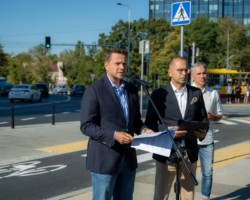 Prezydent Rafał Trzaskowski, poseł Michał Szczerba oraz dyrektor ZDM Łukasz Puchalski podczas konferencji prasowej