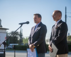 Prezydent Rafał Trzaskowski i poseł Michał Szczerba podczas konferencji prasowej