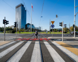 Kobieta przejeżdża rowerem na rondzie Radosława