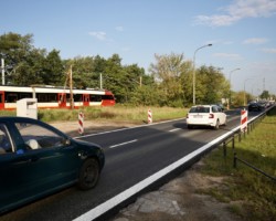 Ulica Patriotów wraz z przebiegającymi obok torami.