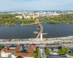Montaż elementów mostu na Pragę, widok od strony lewego brzegu Wisły.