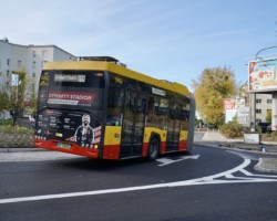 Autobus na rondzie.