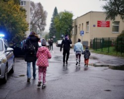 Rodzice odprowadzający dzieci do szkoły.