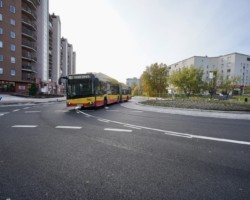 Autobus miejski na rondzie.