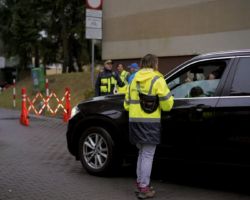 Pracownicy ZDM i Straży Miejskiej informujący o "Szkolnej ulicy".