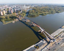 Widok na budowę mostu z drona.