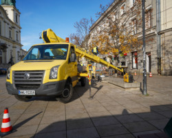 Instalacja świątecznej iluminacji.