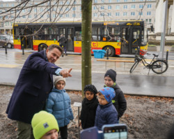 Prezydent Warszawy Rafał Trzaskowski wraz z dziećmi pod nowo posadzonym drzewem na placu Trzech Krzyży