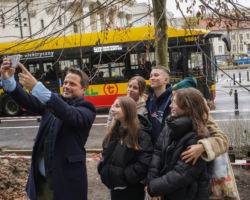 Prezydent Warszawy Rafał Trzaskowski wraz z dziećmi pod nowo posadzonym drzewem na placu Trzech Krzyży