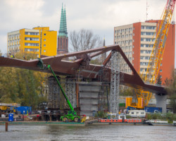 Budowa mostu pieszo-rowerowego na Pragę.