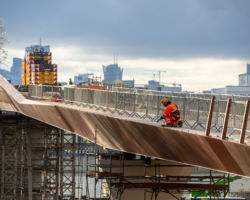 Budowa mostu pieszo-rowerowego na Pragę.