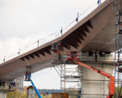 Budowa mostu pieszo-rowerowego na Pragę.
