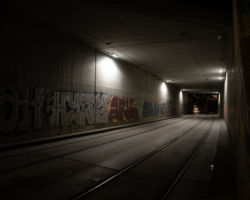 Tunel tramwajowy przy węźle Młociny, gdzie częściowo wymieniono oprawy oświetleniowe na ledowe