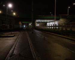 Tunel tramwajowy przy węźle Młociny, gdzie częściowo wymieniono oprawy oświetleniowe na ledowe