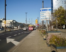 Chodnik i donice na pl. Bankowym między torami tramwajowymi a buspasem, gdzie wkrótce posadzone zostaną dęby