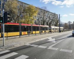 Chodnik i donice na pl. Bankowym między torami tramwajowymi a buspasem, gdzie wkrótce posadzone zostaną dęby