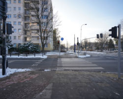 Przejście dla pieszych i przejazd rowerowy na ul. Karmelickiej przy skrzyżowaniu z ul. Stawki