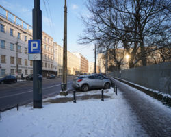 Skośne parkowanie na chodniku przy ul. Stawki