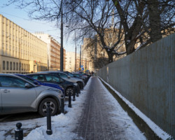 Skośne parkowanie na chodniku przy ul. Stawki