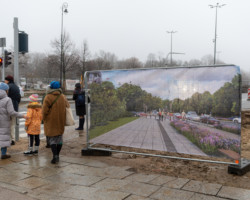 Piesi na placu Na Rozdrożu.