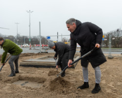 Zastępca prezydenta m.st. Warszawy Michał Olszewski, przewodnicząca Rady m.st. Warszawy Ewa Malinowska-Grupińska i dyrektor ZDM Łukasz Puchalski symbolicznie zasypujący przejście podziemne pod placem Na Rozdrożu.