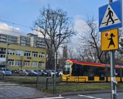 Nieosygnalizowane przejście dla pieszych przez tory tramwajowe na wysokości ul. Rembielińskiej 8