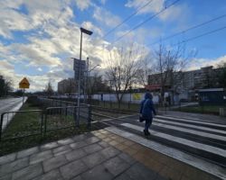 Nieosygnalizowane przejście dla pieszych przez tory tramwajowe na wysokości ul. Rembielińskiej 8