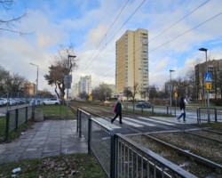 Nieosygnalizowane przejście dla pieszych przez tory tramwajowe na wysokości ul. Rembielińskiej 8