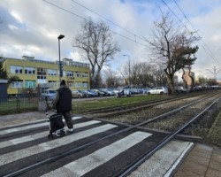 Nieosygnalizowane przejście dla pieszych przez tory tramwajowe na wysokości ul. Rembielińskiej 8