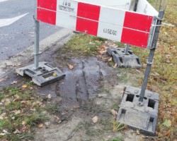 Wypełnienie piaskiem z cementem bobrzej nory przy ul. Radzymińskiej