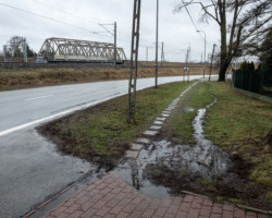 Ul. Świerszcza przed budową chodnika.