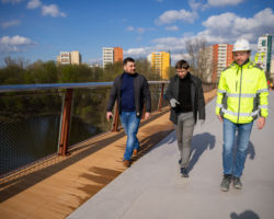 Darczyńcy WOŚP na moście pieszo-rowerowym.