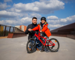 Darczyńcy WOŚP na moście pieszo-rowerowym.