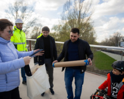 Darczyńcy WOŚP na moście pieszo-rowerowym.