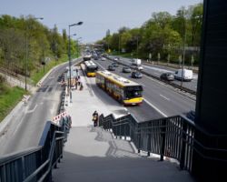 Schody na przystanek autobusowy w ciągu Trasy Łazienkowskiej na pl. Na Rozdrożu.