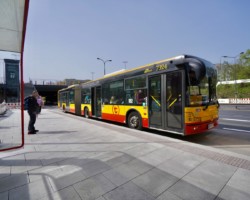 Autobus na przystanku na pl. Na Rozdrożu.