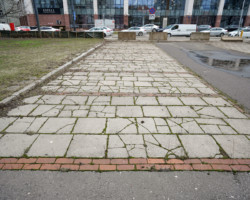 Nieczynny od lat parking na al. Solidarności za Muzeum Niepodległości