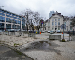 Nieczynny od lat parking na al. Solidarności za Muzeum Niepodległości