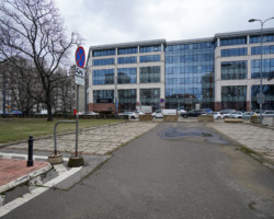 Nieczynny od lat parking na al. Solidarności za Muzeum Niepodległości