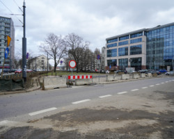 Nieczynny od lat parking na al. Solidarności za Muzeum Niepodległości