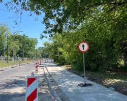 Droga serwisowa wzdłuż ul. Jagiellońskiej w trakcie remontu.