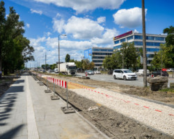 Przebudowa drogi serwisowej wzdłuż ul. Łopuszańskiej.